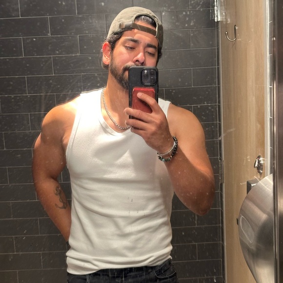 Meet your Posher, Carlos julio - Picture 1 of 1